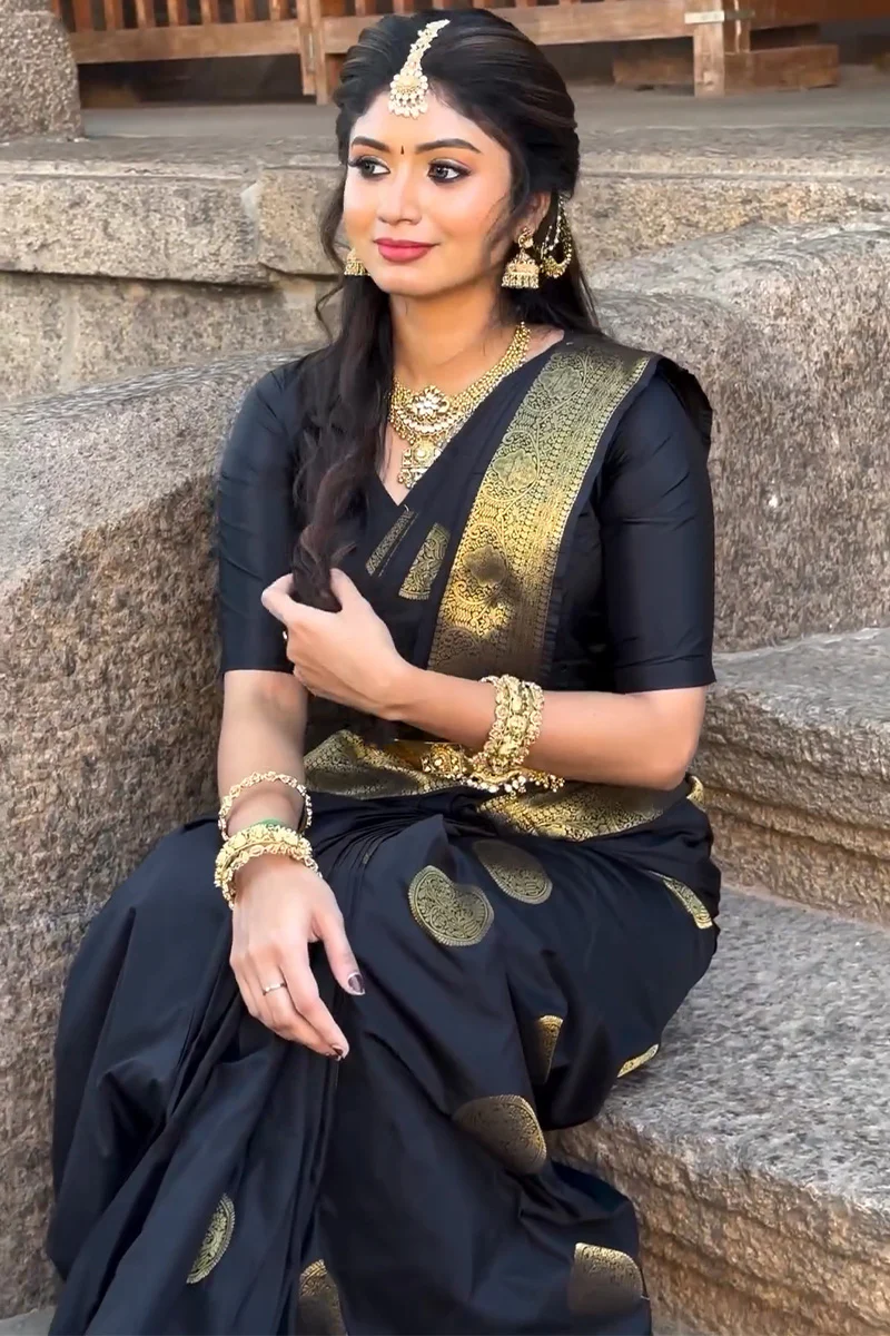Classic Black Soft Silk Saree With Majesty Blouse Piece - Image 3