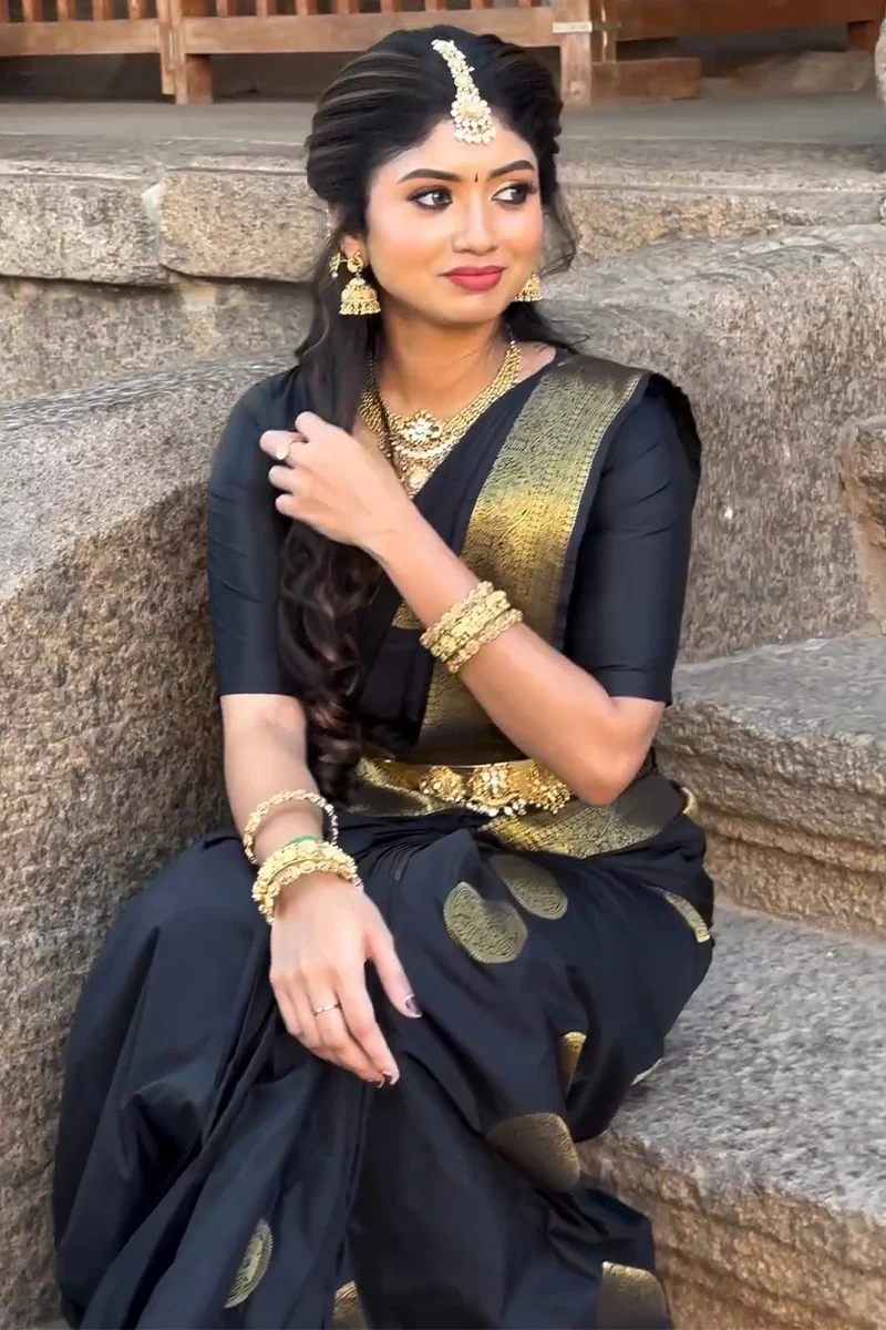 Classic Black Soft Silk Saree With Majesty Blouse Piece - Image 6