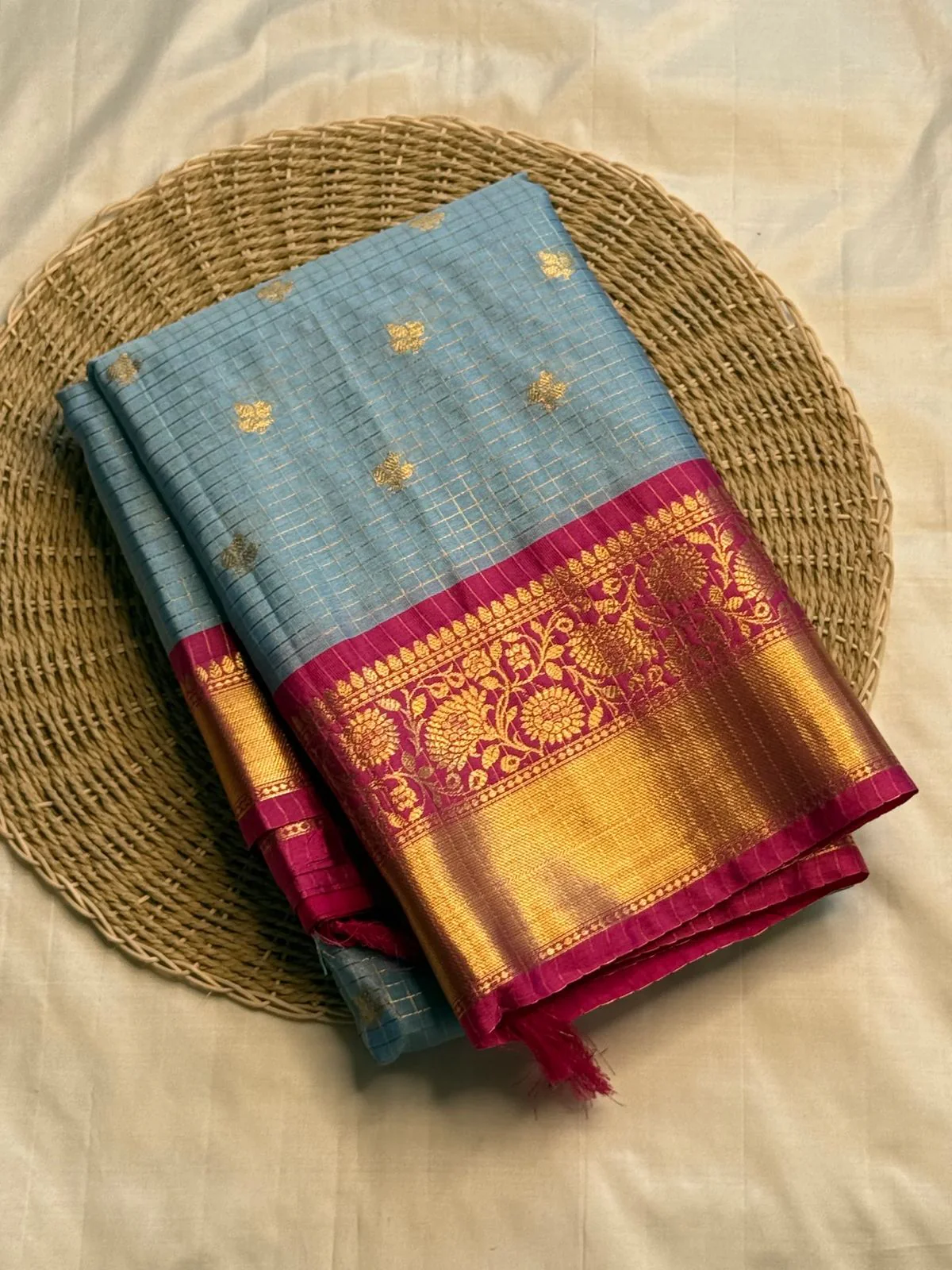 Comely Grey Soft Silk Saree With Gleaming Blouse Piece - Image 2
