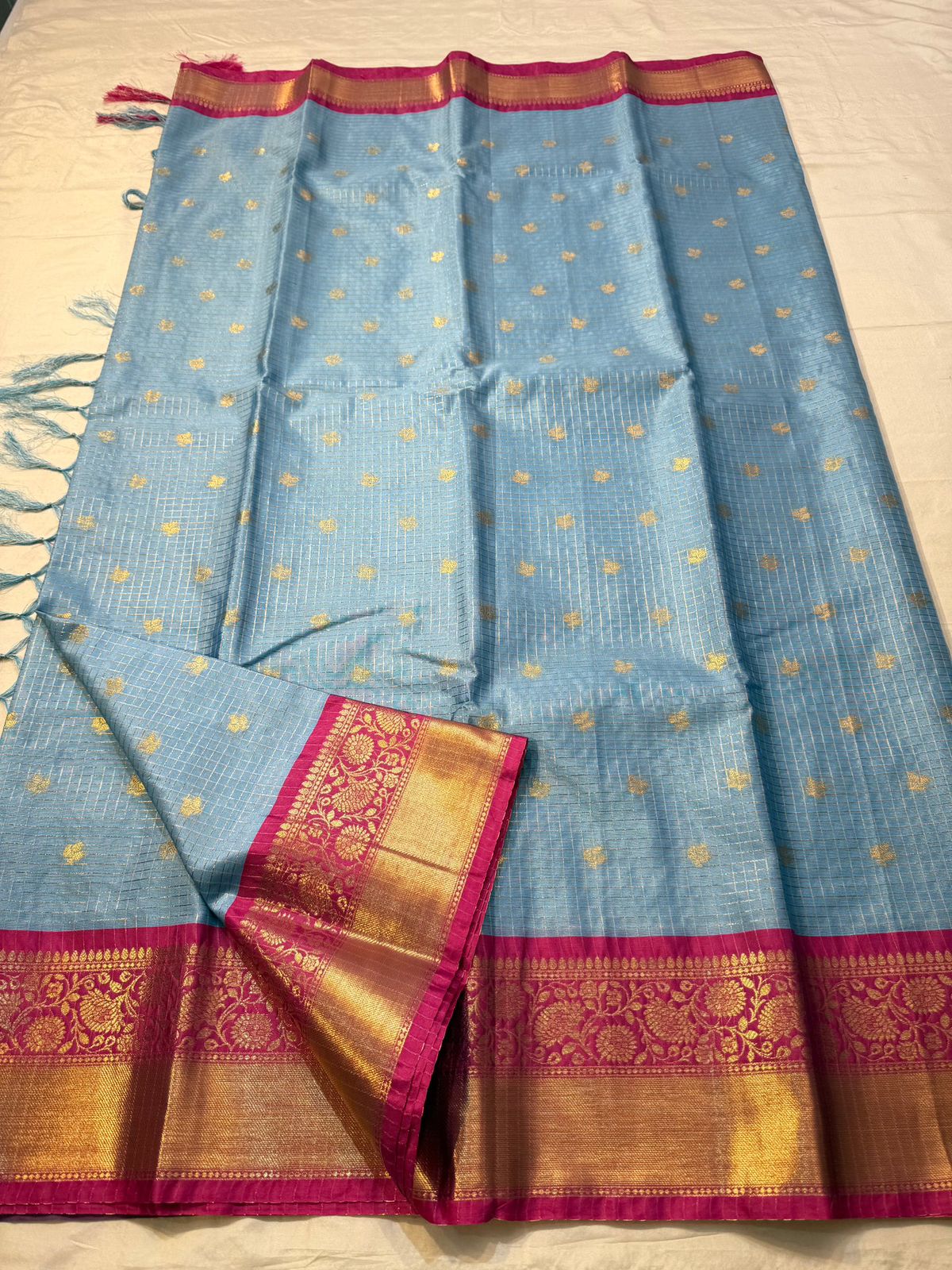 Comely Grey Soft Silk Saree With Gleaming Blouse Piece - Image 3