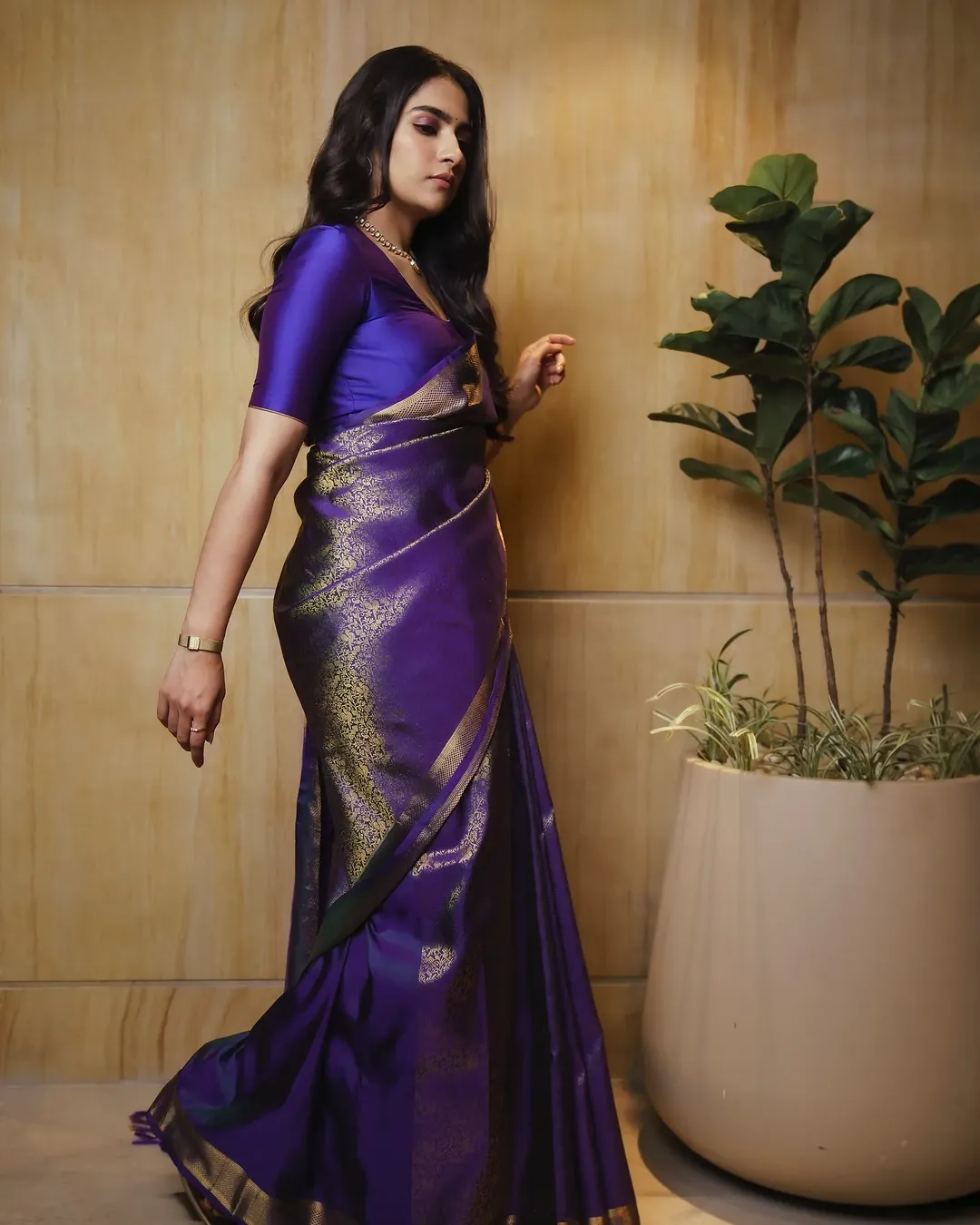 Comely Royal Blue Soft Silk Saree With Evocative Blouse Piece - Image 5