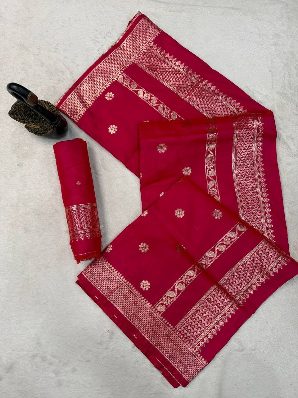 Conflate Dark Pink Pure Zari Weaving Banarasi Silk Saree With Scrupulous Blouse Piece - Image 2