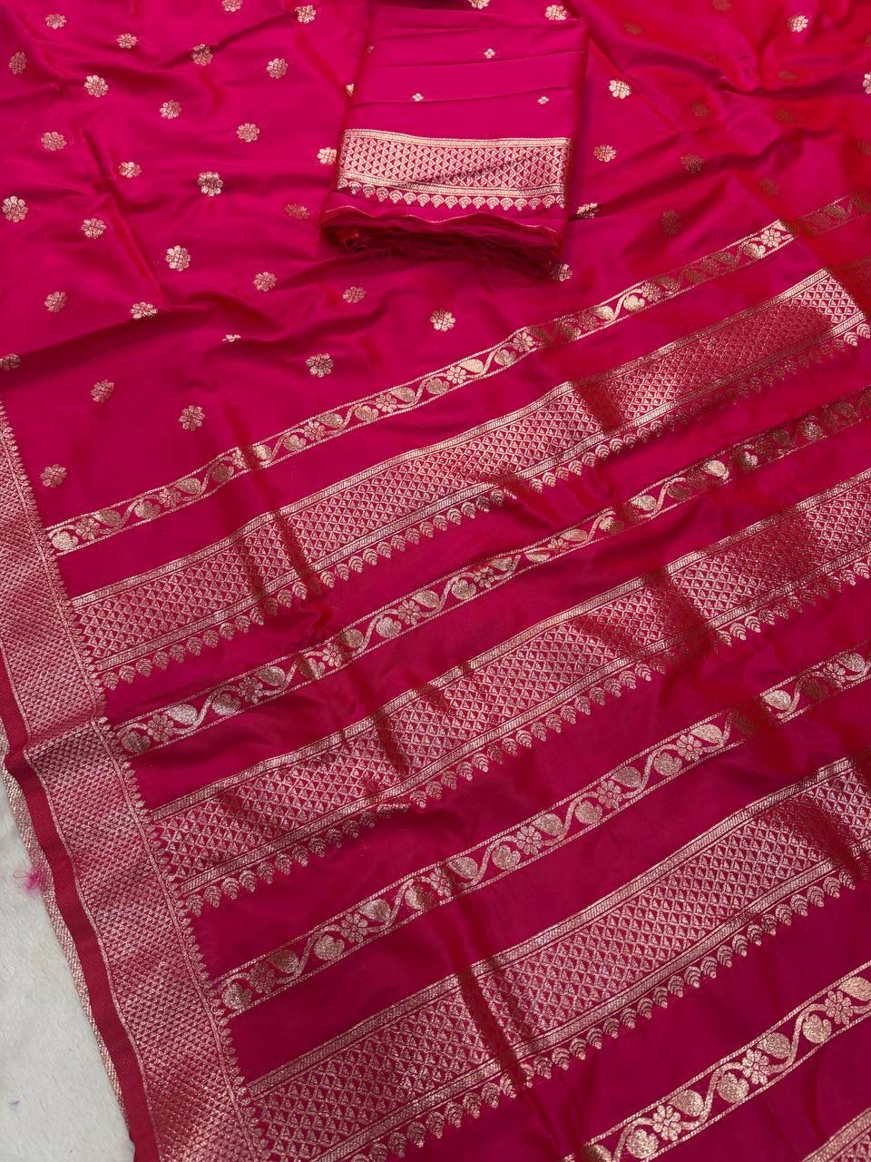 Conflate Dark Pink Pure Zari Weaving Banarasi Silk Saree With Scrupulous Blouse Piece - Image 3
