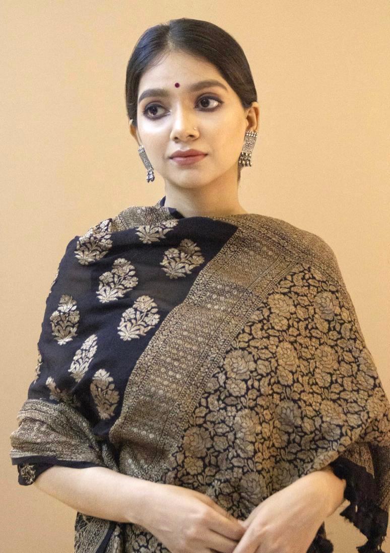 Confounding Black Soft Silk Saree With Snappy Blouse Piece - Image 3
