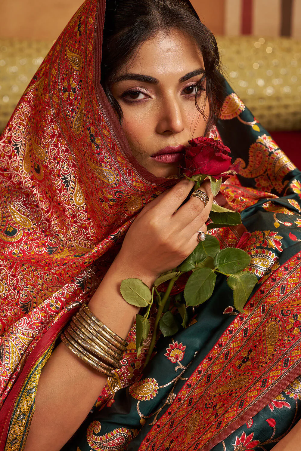 Dazzling Dark Green Pure Zari Weaving Banarasi Silk Saree With Inimitable Blouse Piece - Image 4