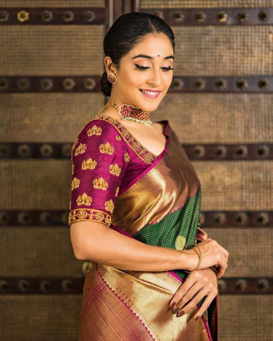 Dazzling Green Soft Banarasi Silk Saree With Girlish Blouse Piece - Image 3