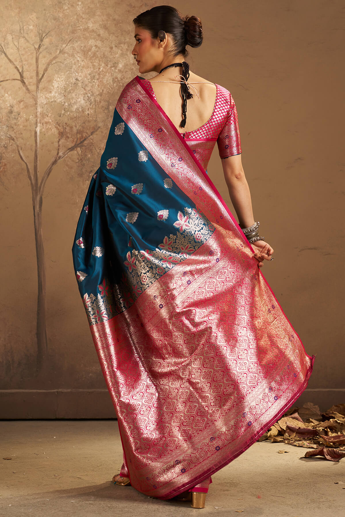 Dazzling Rama Pure Zari Weaving Banarasi Silk Saree With Snappy Blouse Piece - Image 5