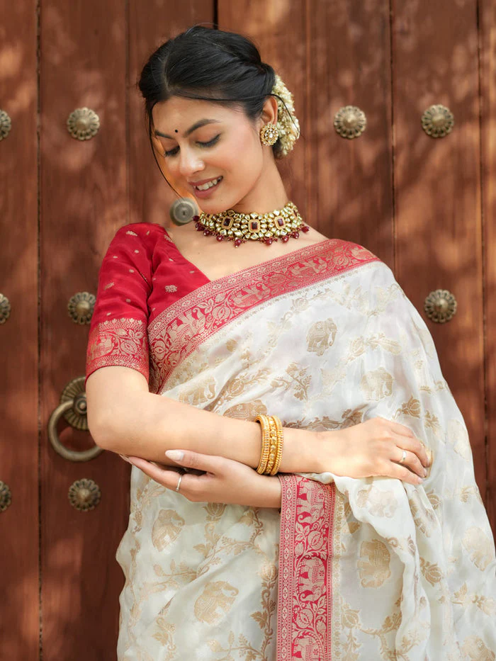 Delectable Beige Soft Silk Saree With Smashing Blouse Piece - Image 5