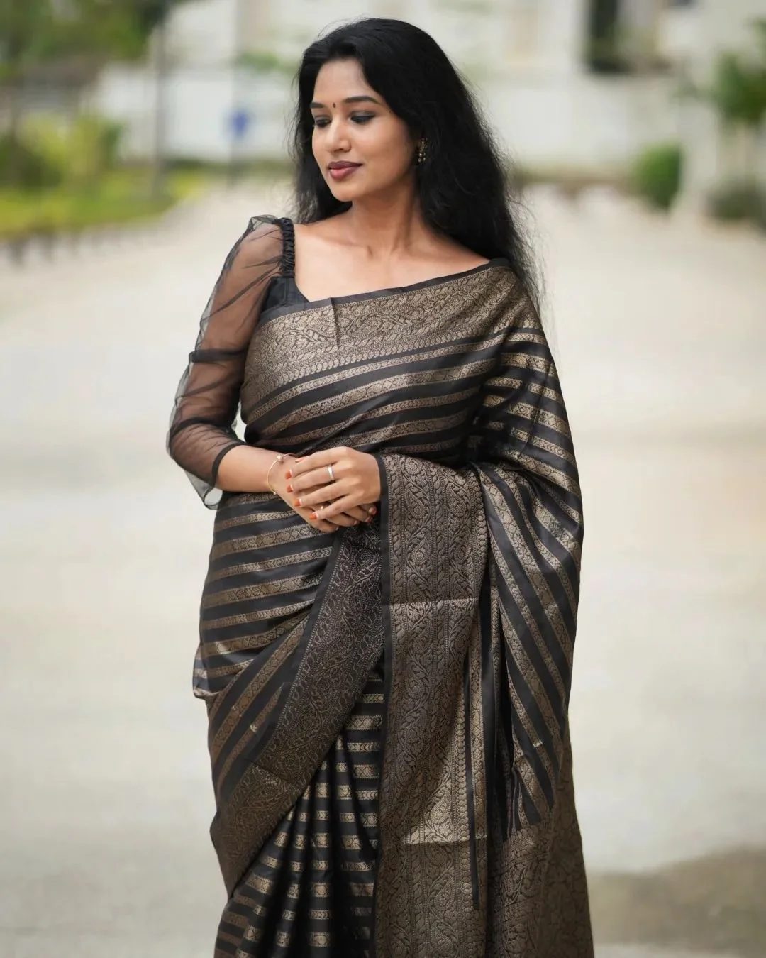 Delectable Black Soft Silk Saree With Luxuriant Blouse Piece - Image 3
