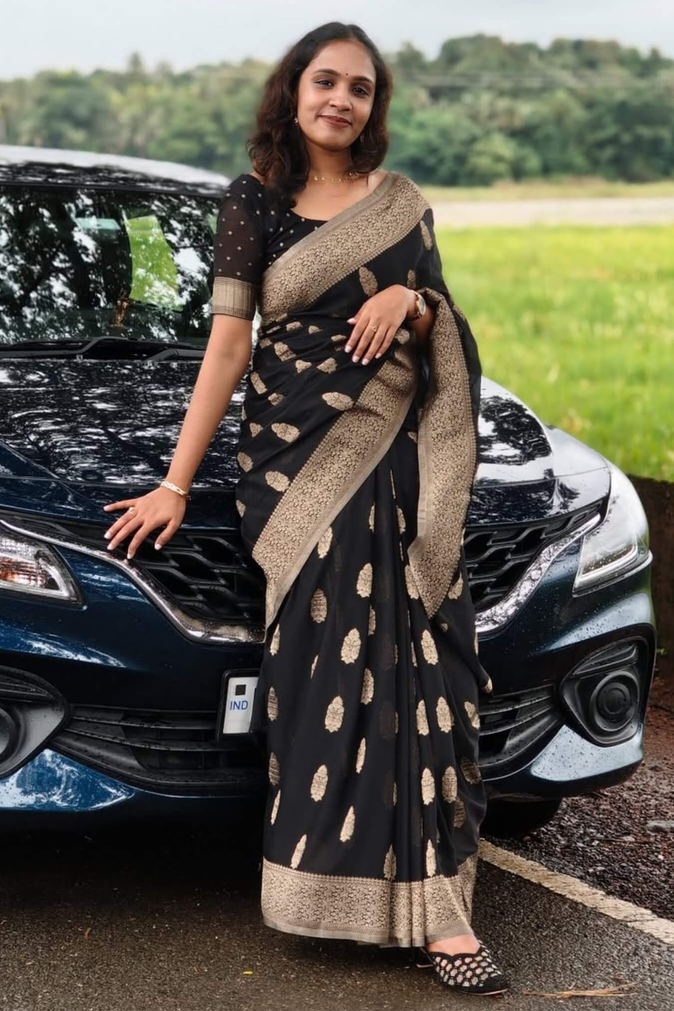 Delightful Black Soft Silk Saree With Gleaming Blouse Piece - Image 3