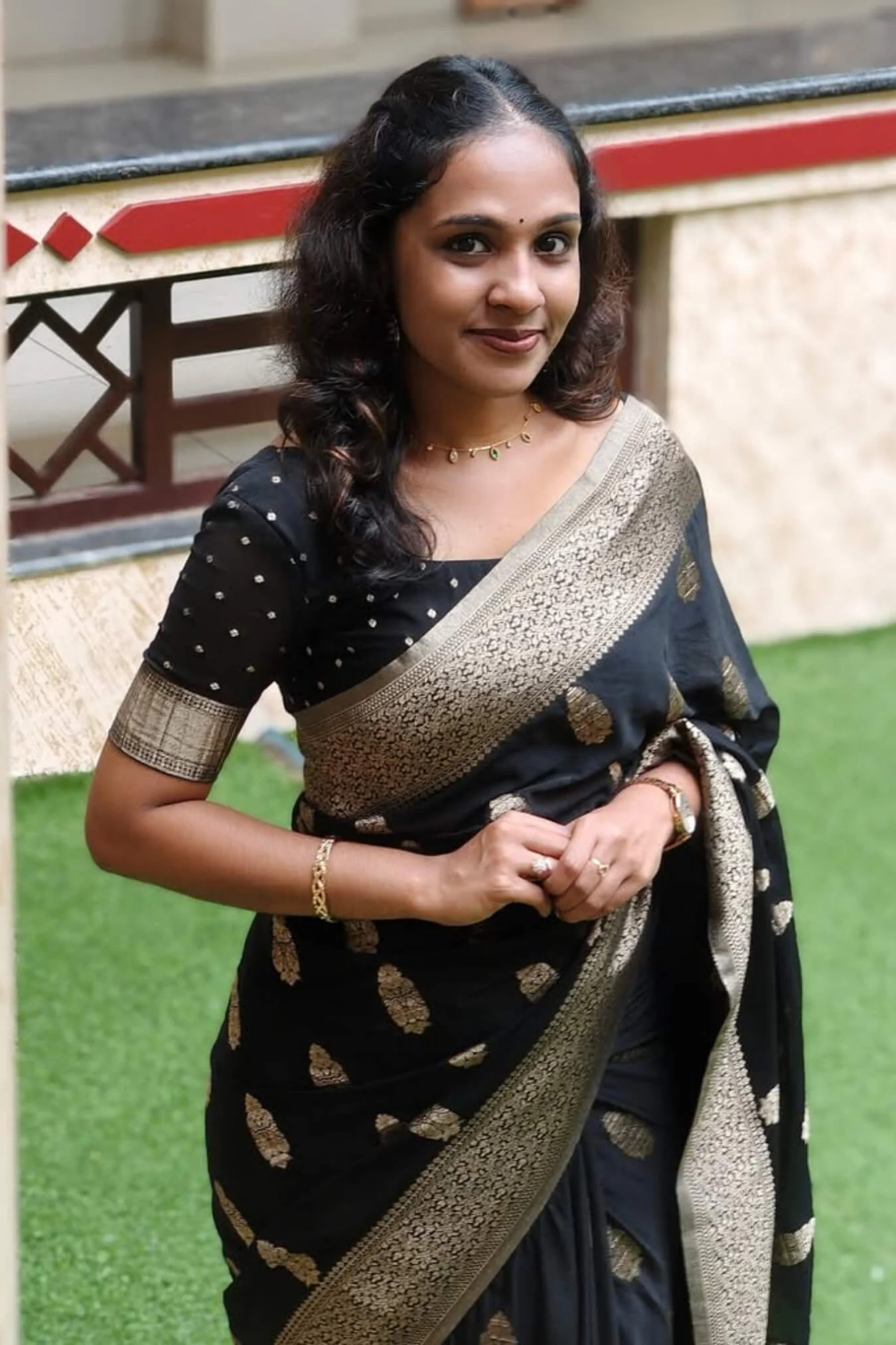 Delightful Black Soft Silk Saree With Gleaming Blouse Piece - Image 6