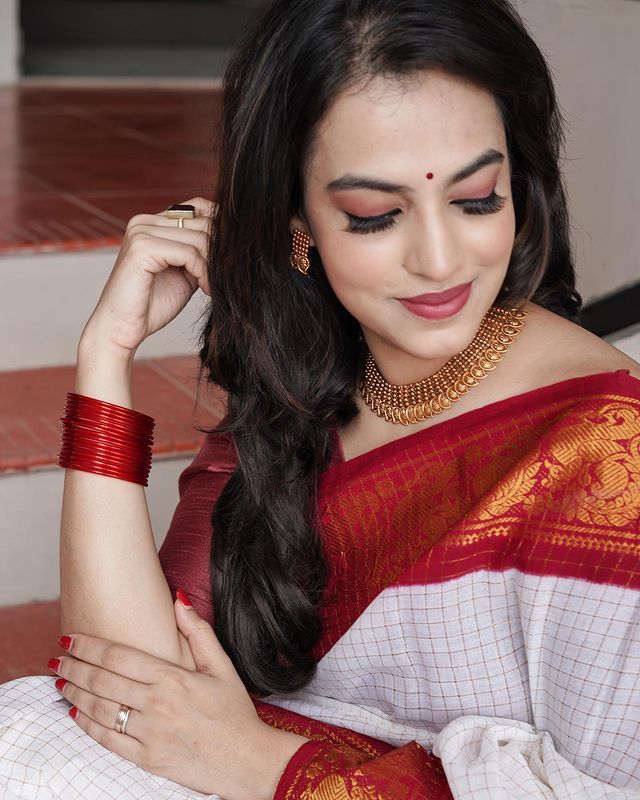 Designer Off White Soft Banarasi Silk Saree With Majesty Blouse Piece - Image 3