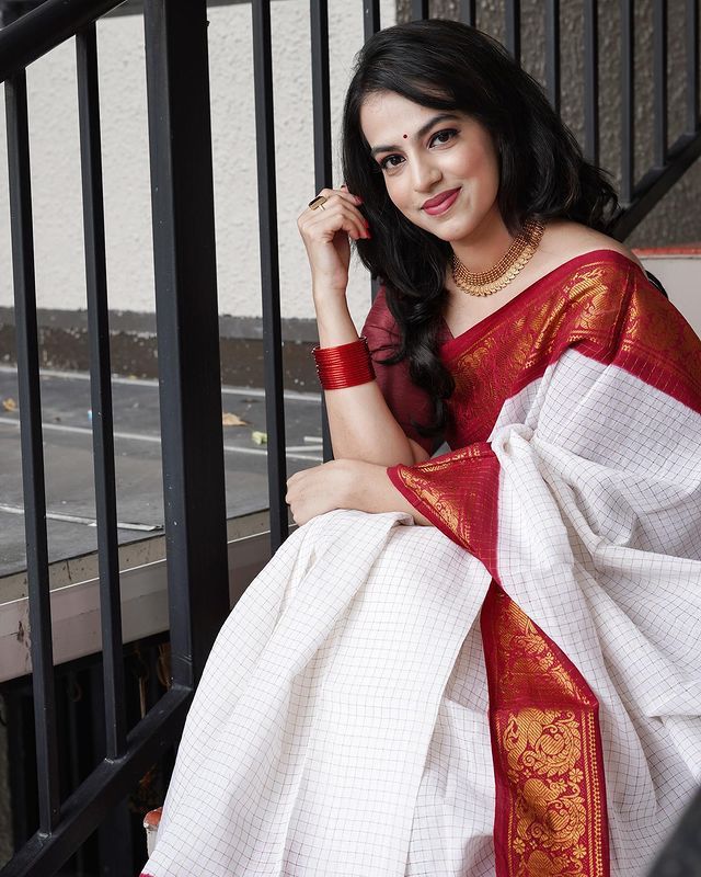 Designer Off White Soft Banarasi Silk Saree With Majesty Blouse Piece - Image 4