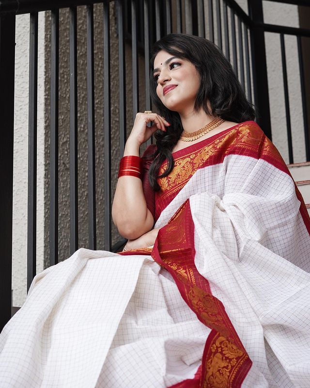 Designer Off White Soft Banarasi Silk Saree With Majesty Blouse Piece - Image 5