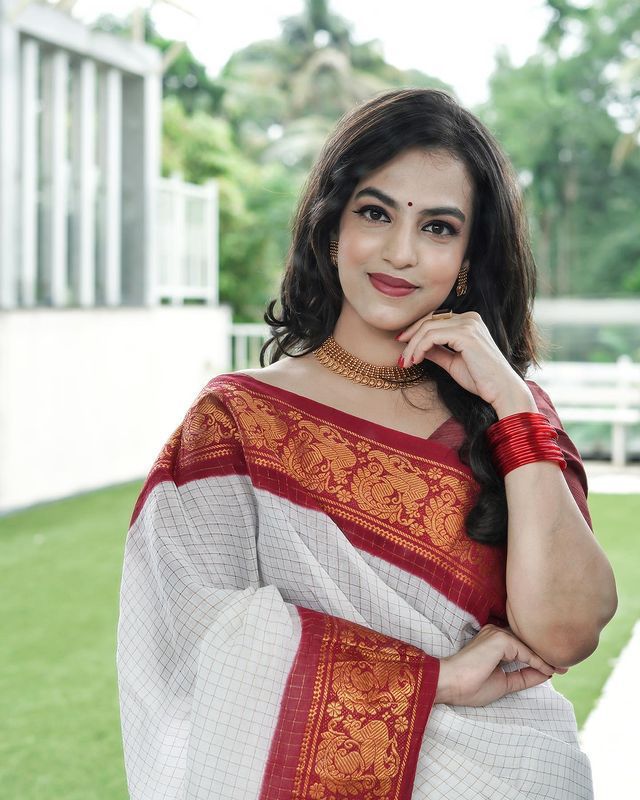 Designer Off White Soft Banarasi Silk Saree With Majesty Blouse Piece - Image 6