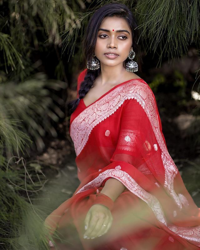 Designer Red Soft Silk Saree With Arresting Blouse Piece - Image 4