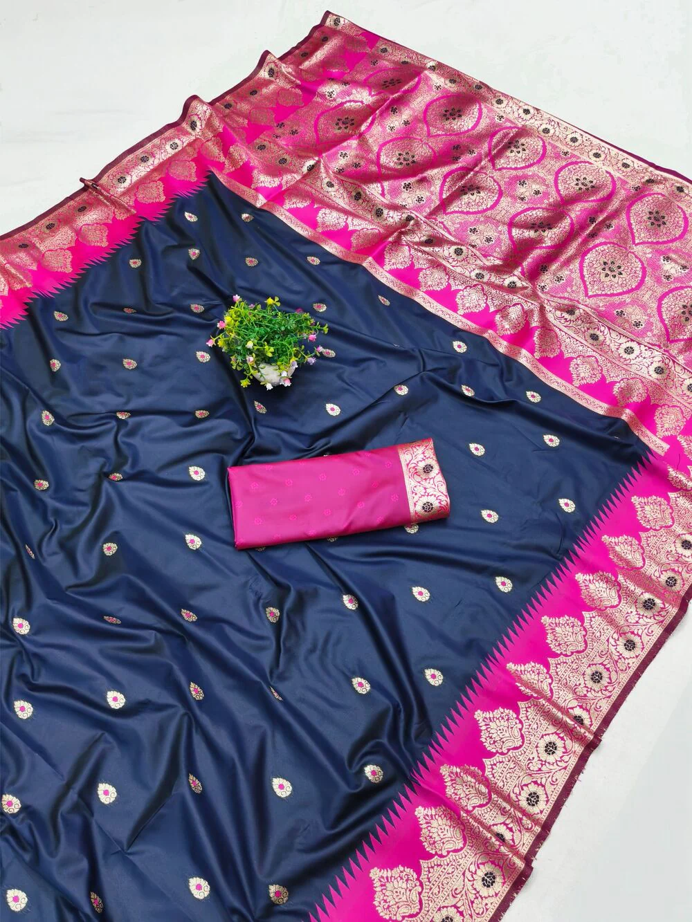 Desiring Navy Blue Pure Zari Weaving Banarasi Silk Saree With Staring Blouse Piece - Image 3