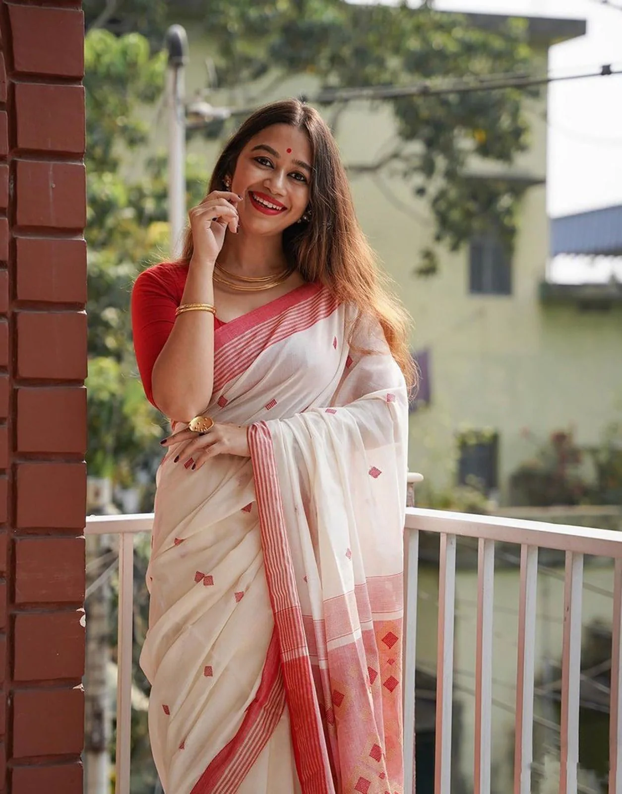 Desiring Off White Cotton Silk Saree With Capricious Blouse Piece - Image 5