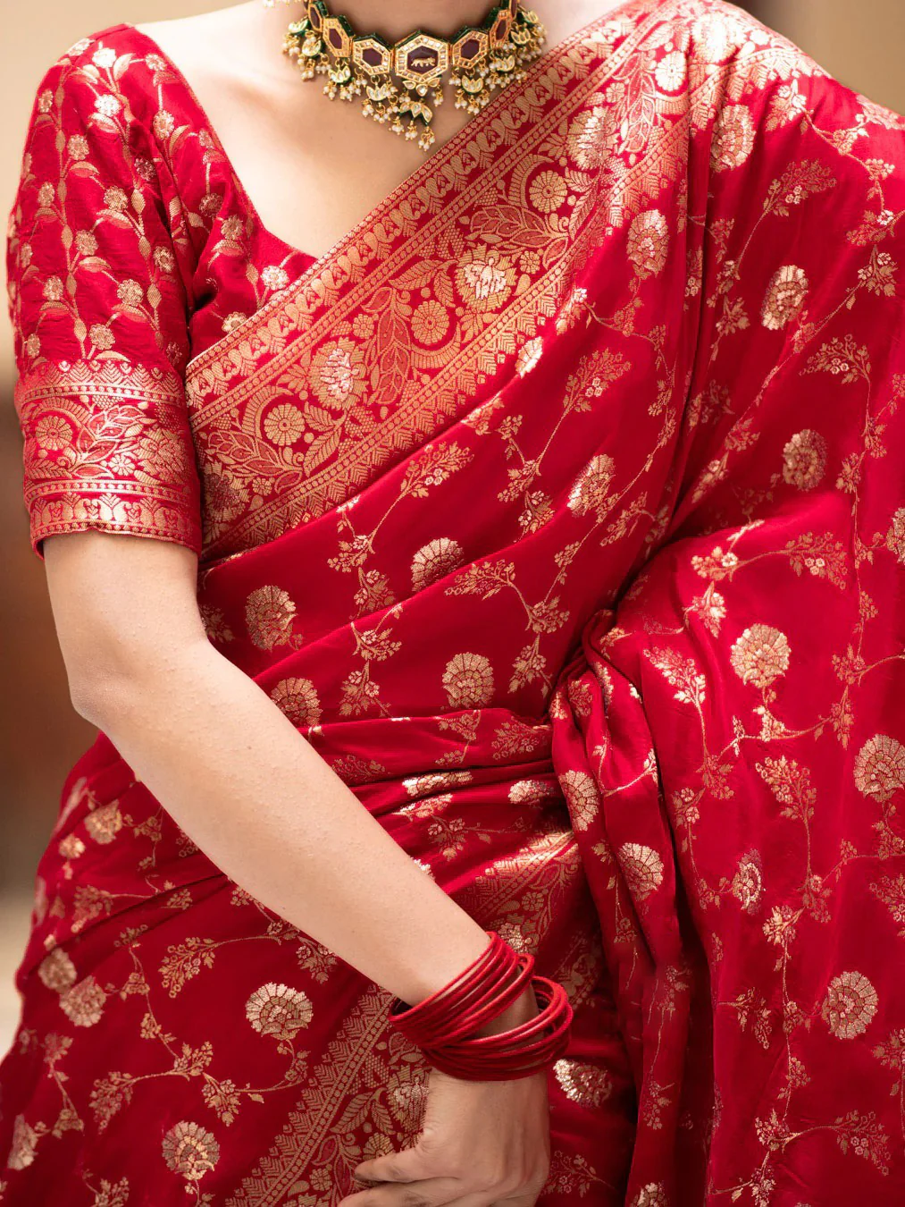 Desiring Red Soft Silk Saree With Engrossing Blouse Piece - Image 4
