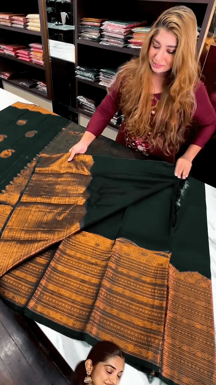 Desuetude Dark Green Soft Banarasi Silk Saree With Gorgeous Blouse Piece - Image 7