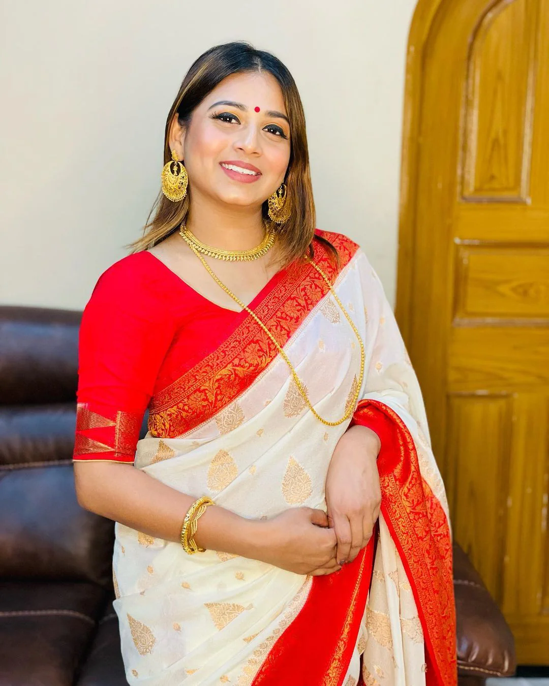 Desuetude White Soft Banarasi Silk Saree with Staring Blouse Piece - Image 3