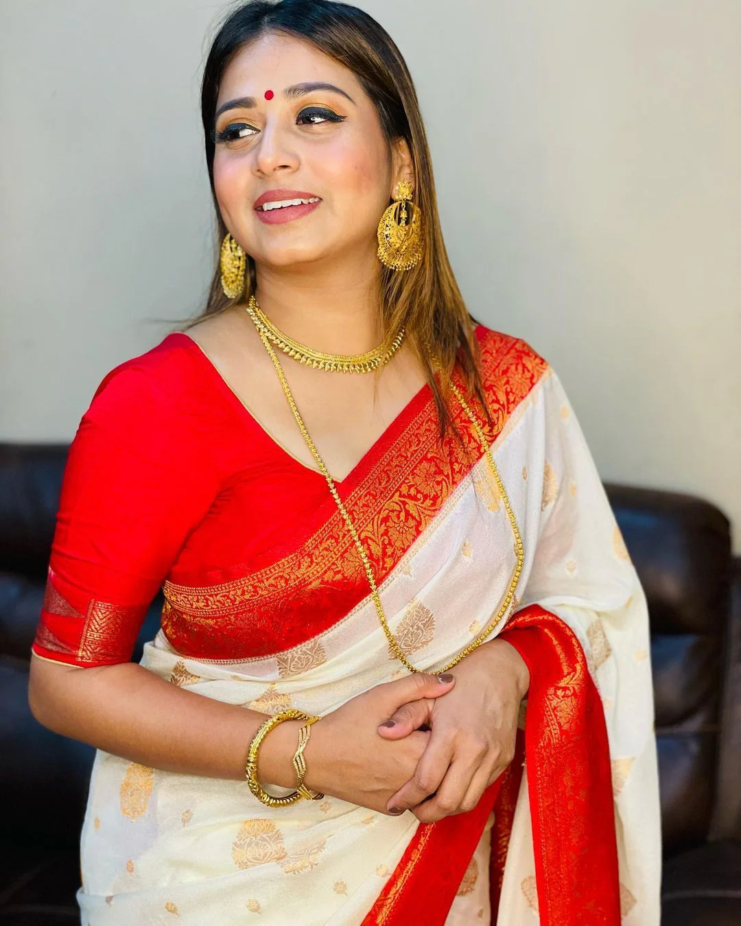 Desuetude White Soft Banarasi Silk Saree with Staring Blouse Piece - Image 4