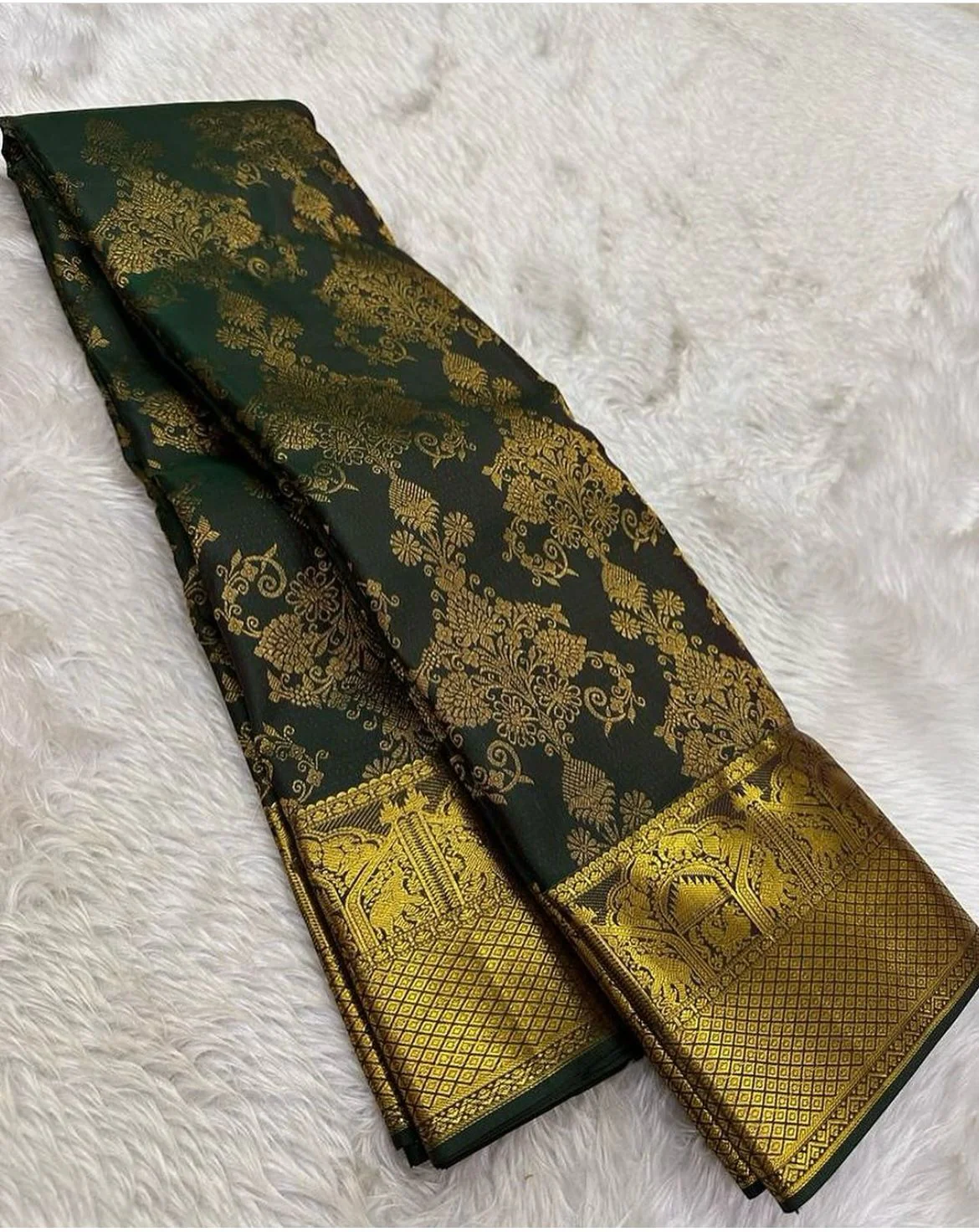 Devastating Dark Green Soft Banarasi Silk Saree With Exemplary Blouse Piece - Image 3
