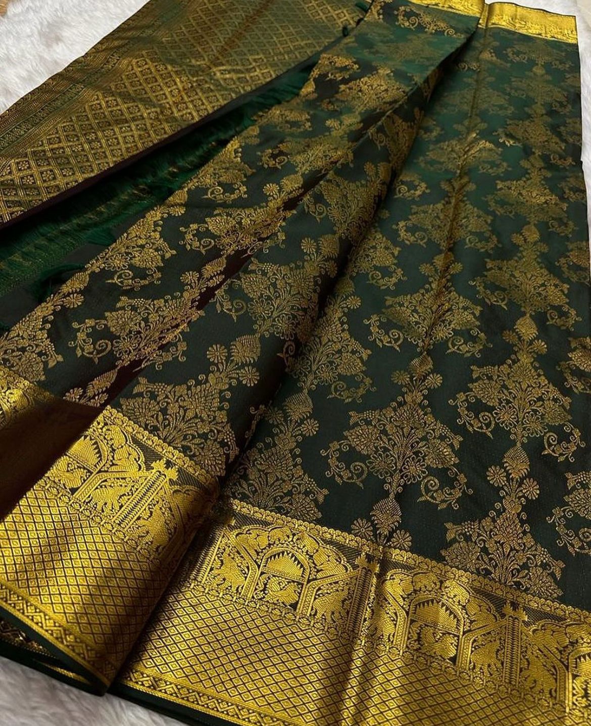 Devastating Dark Green Soft Banarasi Silk Saree With Exemplary Blouse Piece - Image 4