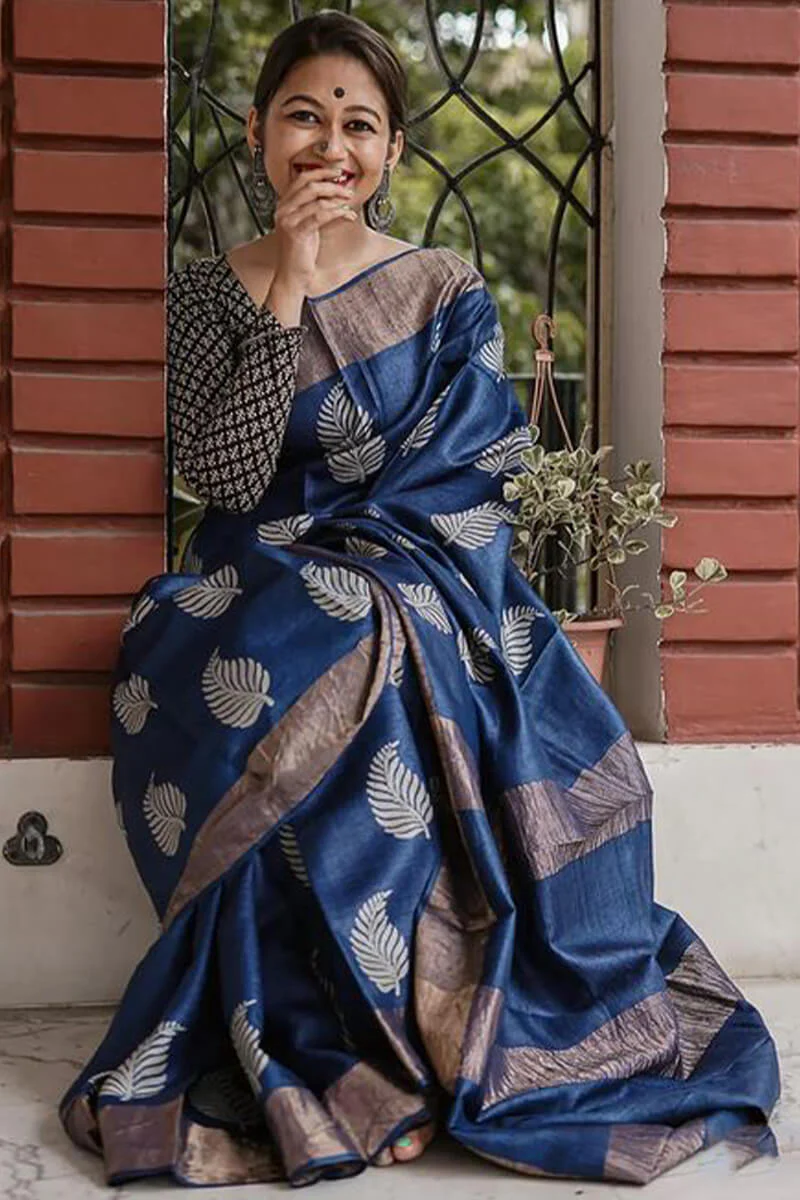 Devastating Navy Blue Linen Silk Saree With Nemesis Blouse Piece - Image 4