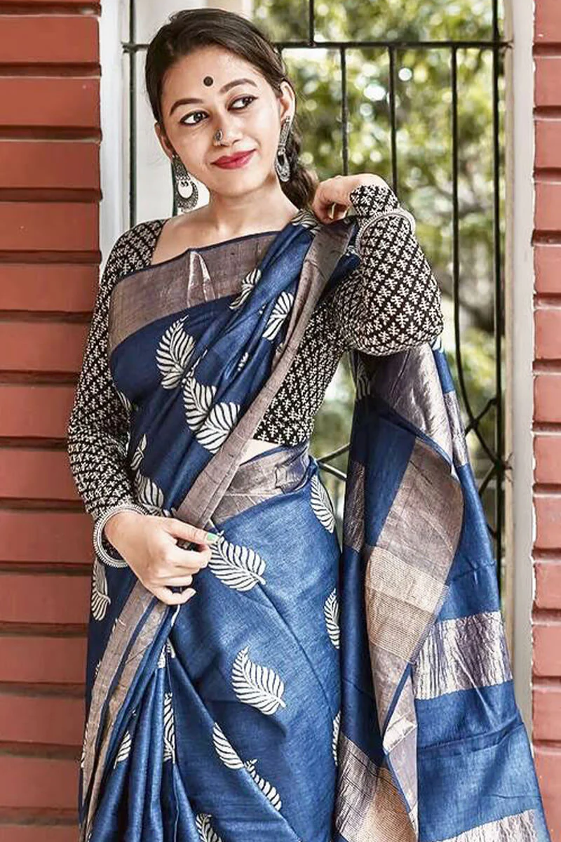 Devastating Navy Blue Linen Silk Saree With Nemesis Blouse Piece - Image 5