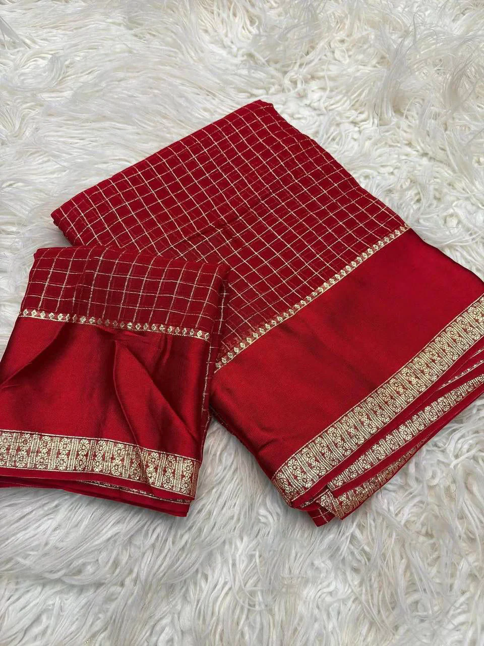 Devastating Red Banarasi Viscose Silk Saree With Enamoring Blouse Piece - Image 2