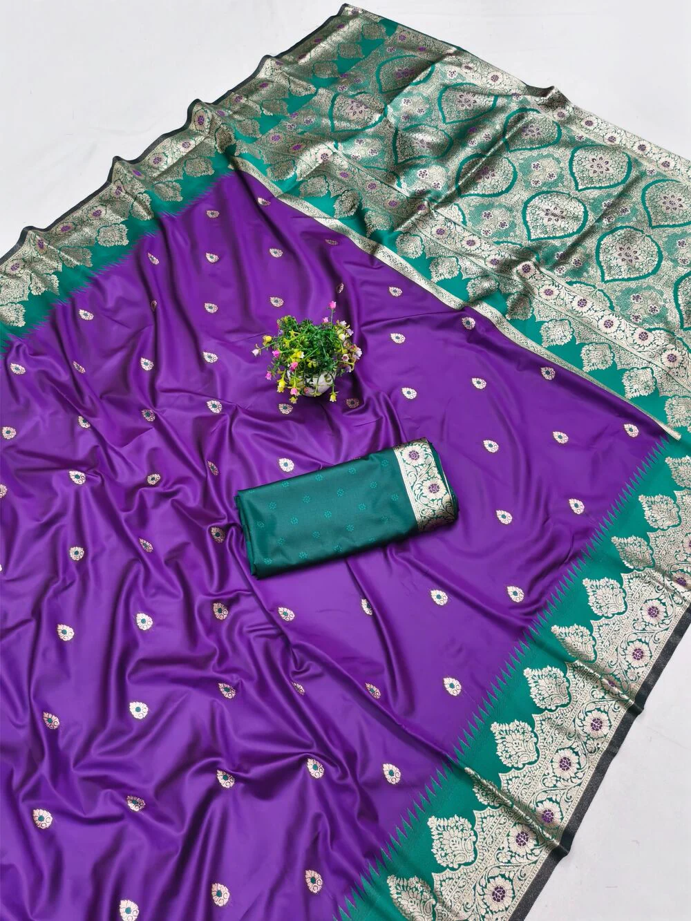 Diaphanous Purple Pure Zari Weaving Banarasi Silk Saree With Amazing Blouse Piece - Image 3