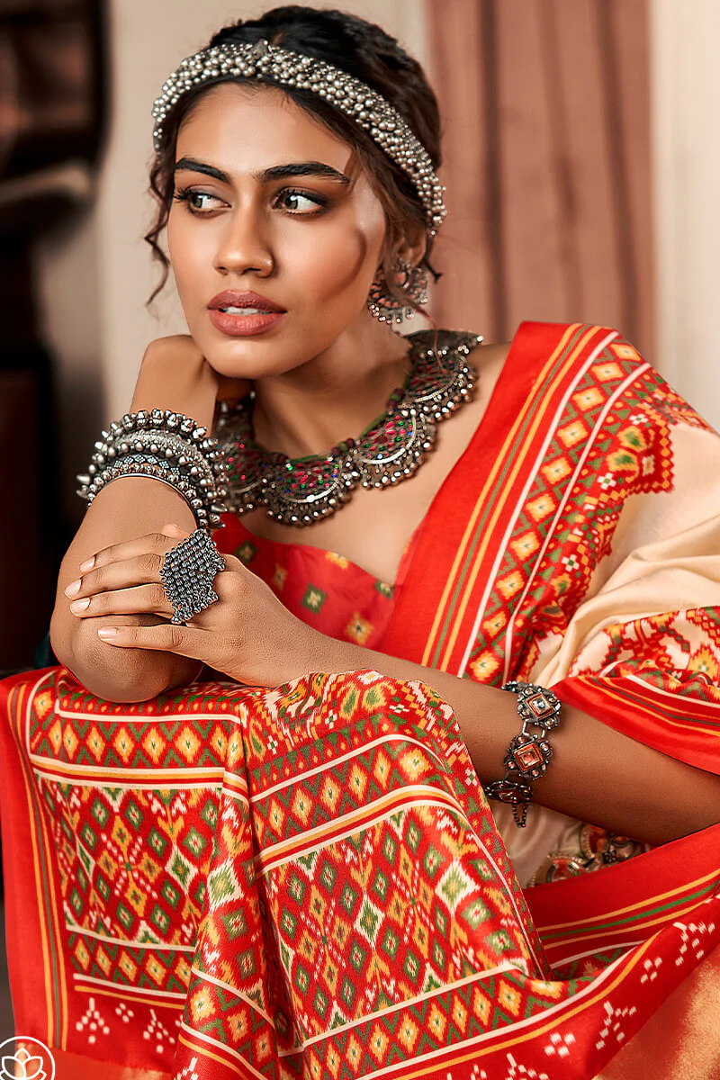 Divine Beige Patola Silk Saree with Conflate Blouse Piece - Image 2