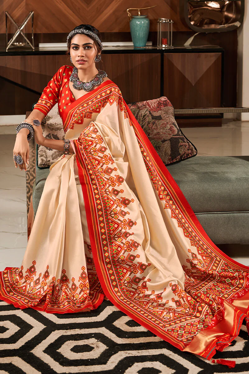 Divine Beige Patola Silk Saree with Conflate Blouse Piece - Image 3