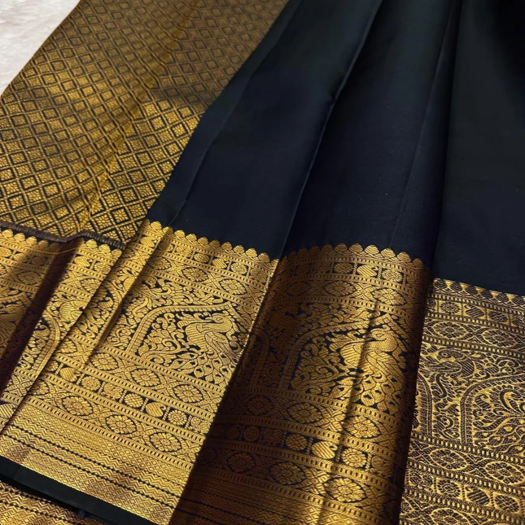 Divine Black Soft Banarasi Silk Saree With Delightful Blouse Piece - Image 4