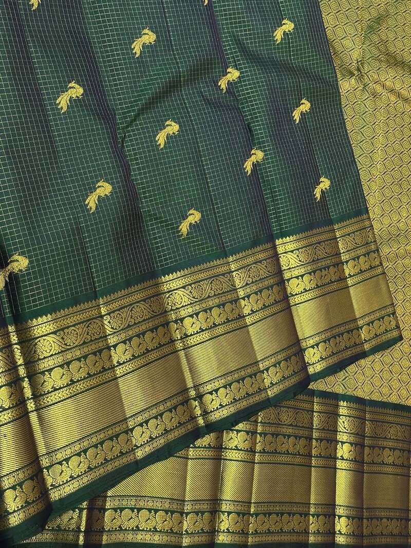 Divine Dark Green Pure Zari Weaving Banarasi Silk Saree With Diaphanous Blouse Piece - Image 2