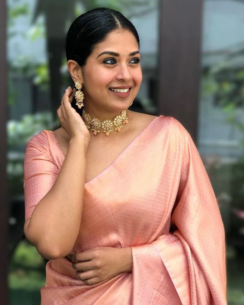 Divine Pink Soft Silk Saree With Tempting Blouse Piece - Image 3
