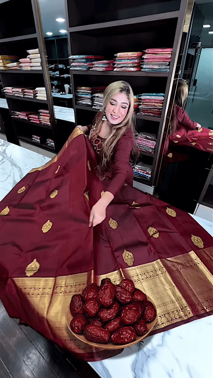 Eclat Maroon Soft Banarasi Silk Saree With Flameboyant Blouse Piece - Image 5