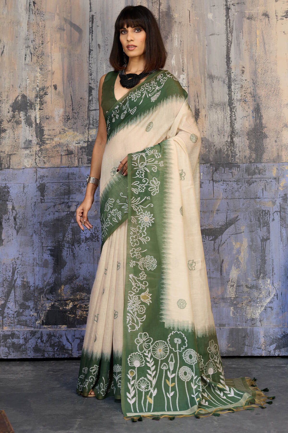 Effulgent Beige and Green Pure Munga Cotton Saree With Amiable Blouse Piece - Image 3