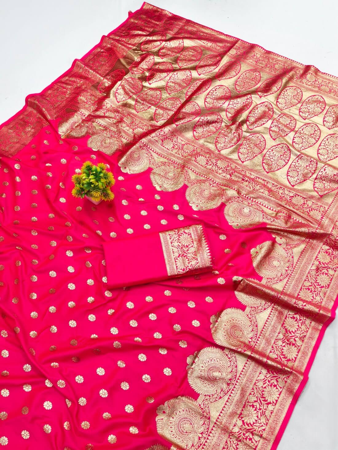 Effulgent Dark Pink Pure Zari Weaving Banarasi Silk Saree With Jazzy Blouse Piece - Image 3