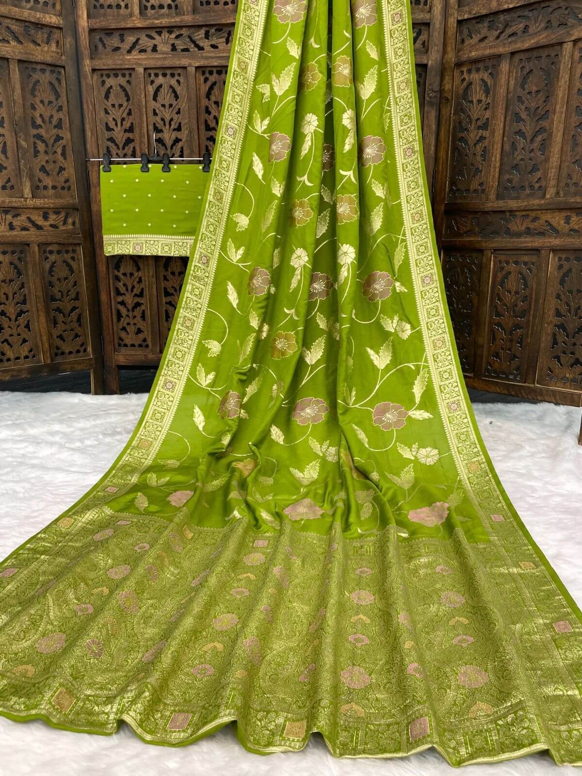 Effulgent Green Banarasi Dola Silk Saree With Nectarous Blouse Piece - Image 2