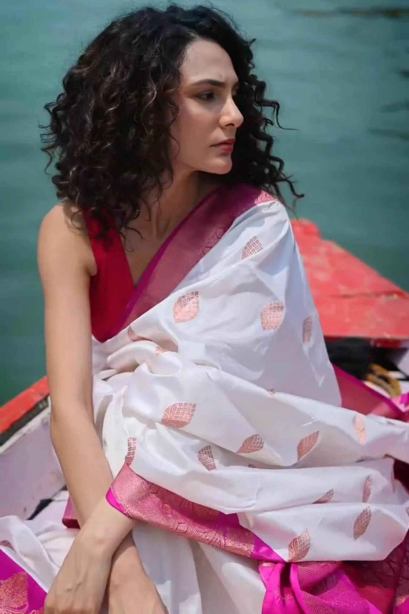 Effulgent Off White Soft Silk Saree With Nectarous Blouse Piece - Image 2