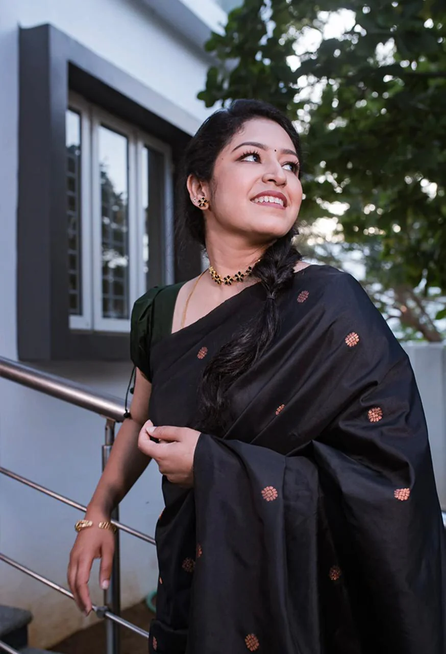 Elision Black Soft Silk Saree With Comely Blouse Piece - Image 4