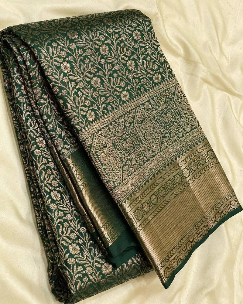 Eloquence Dark Green Soft Banarasi Silk Saree With Engrossing Blouse Piece - Image 2