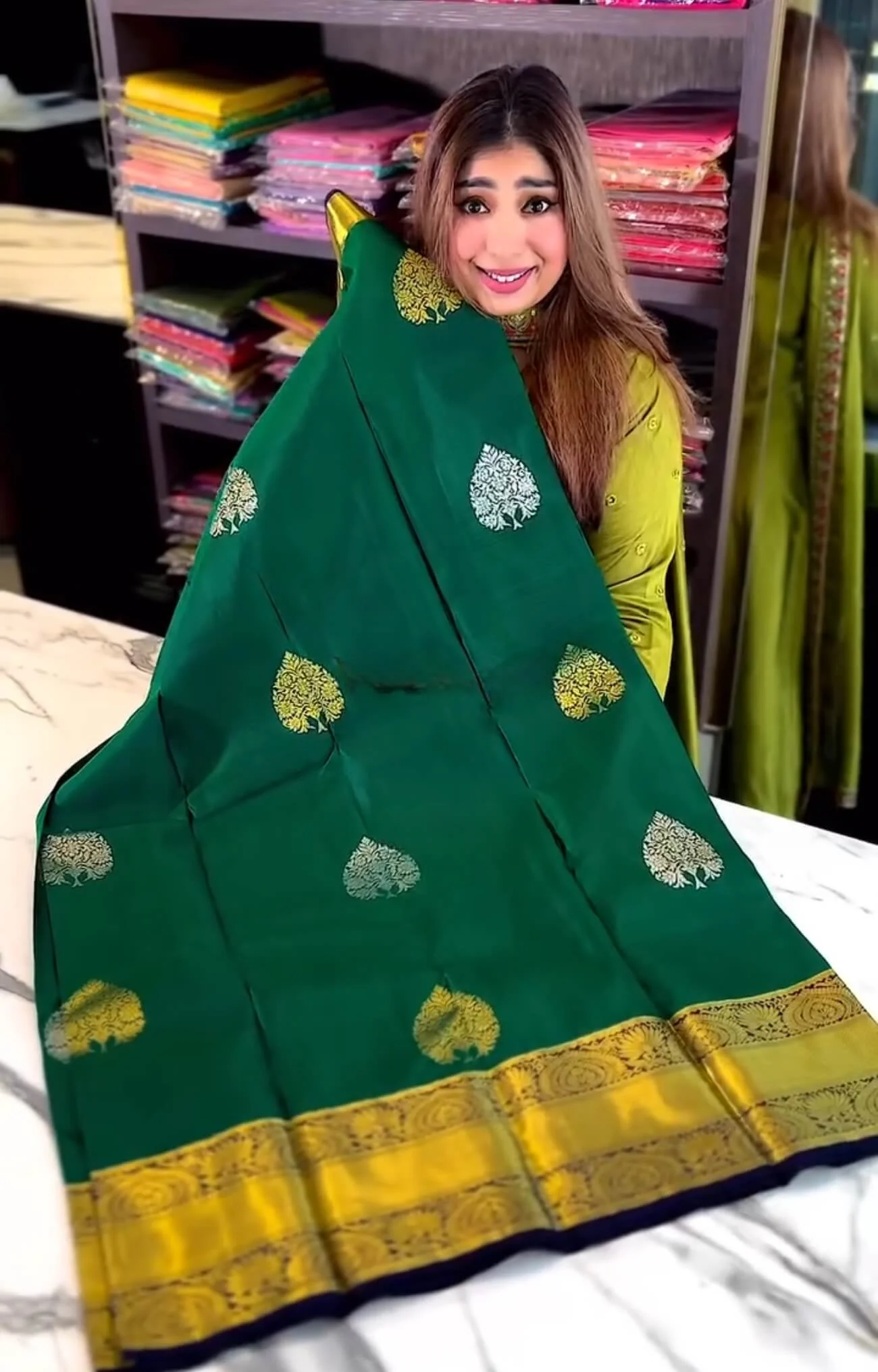 Eloquence Dark Green Soft Banarasi Silk Saree With Ineffable Blouse Piece - Image 3