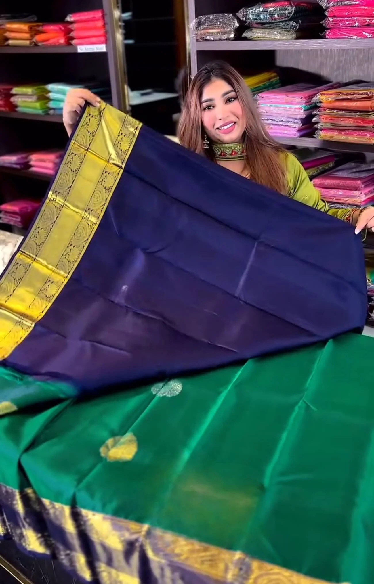 Eloquence Dark Green Soft Banarasi Silk Saree With Ineffable Blouse Piece - Image 6