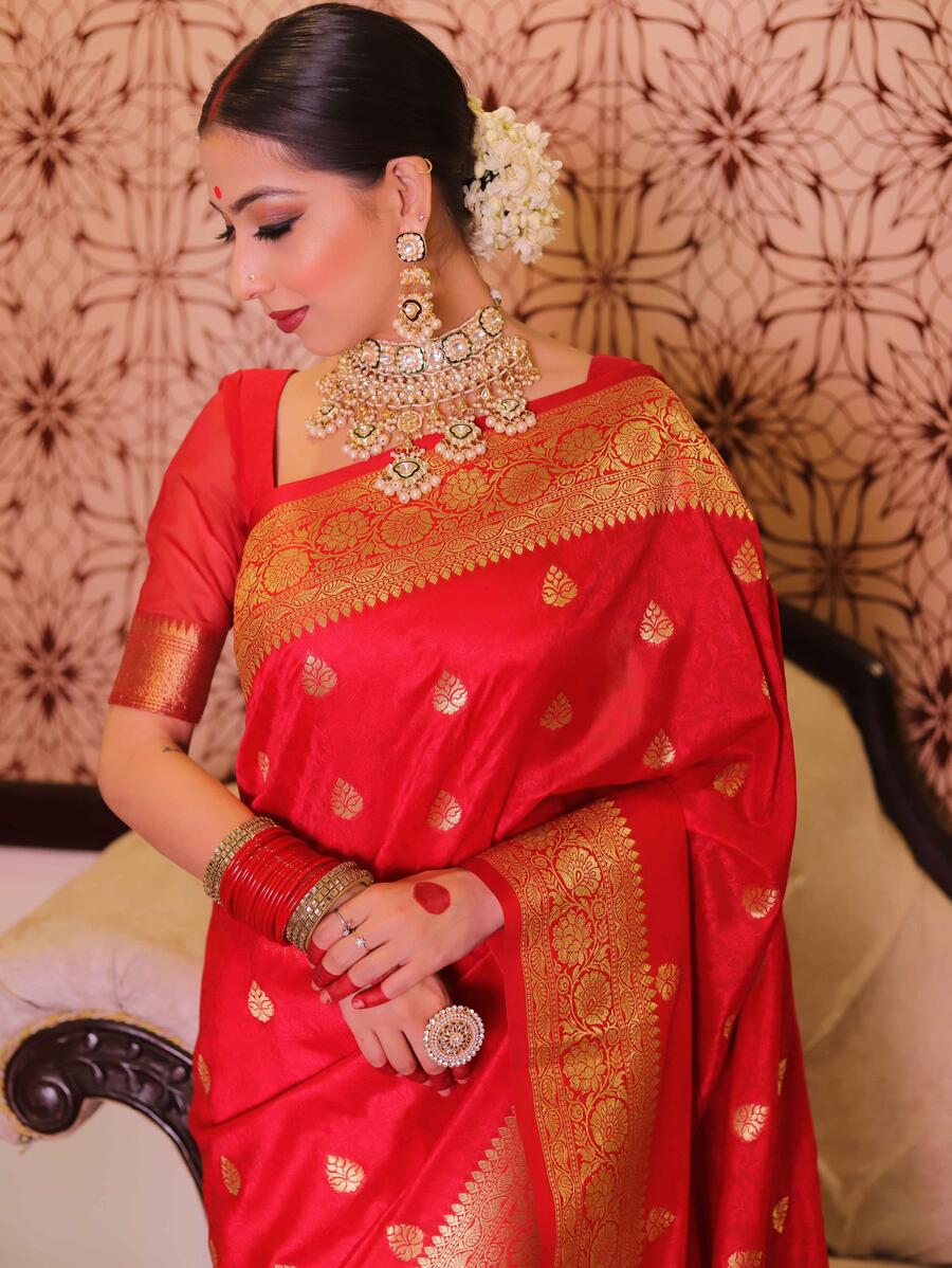 Eloquence Red Soft Silk Saree With Marvellous Blouse Piece - Image 4