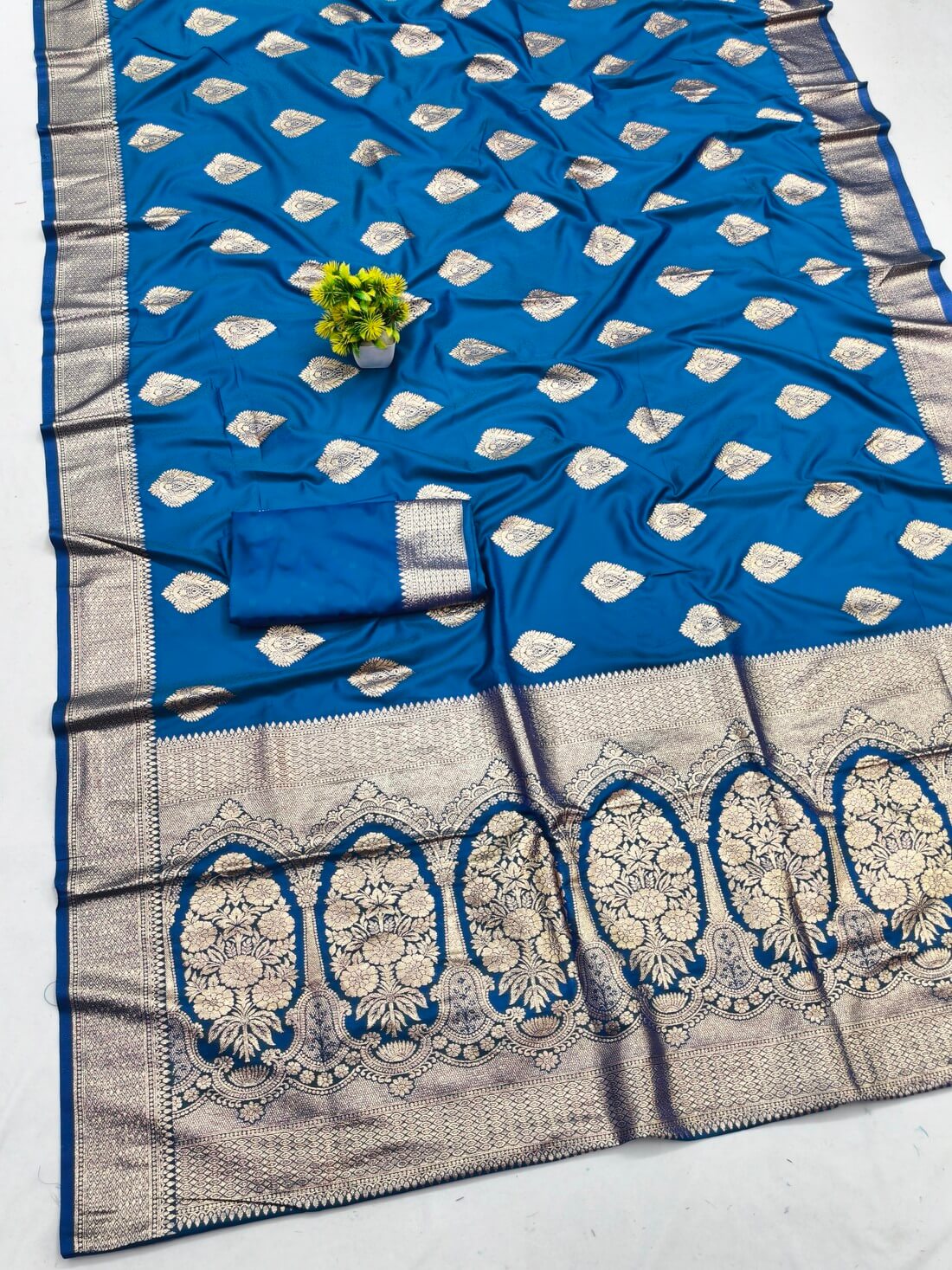 Enamoring Blue Pure Zari Weaving Banarasi Silk Saree With Lagniappe Blouse Piece - Image 2