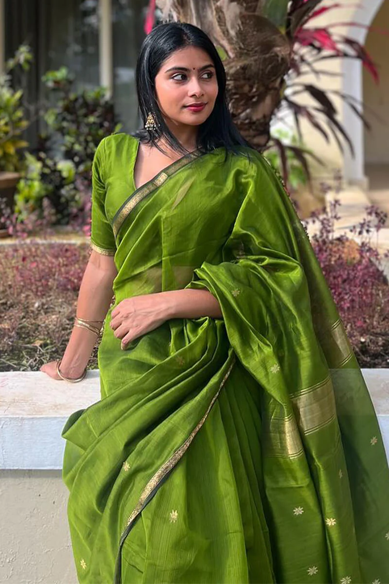 Enamoring Green Cotton Silk Saree With Snappy Blouse Piece - Image 2