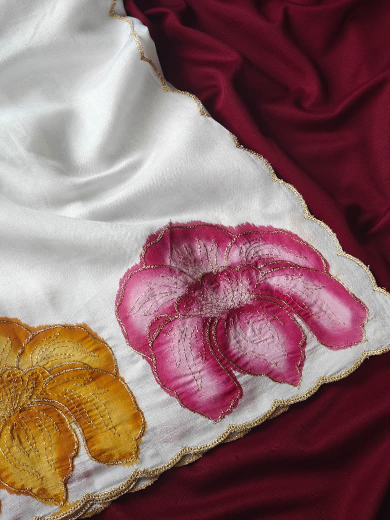 Enchanting Off White Handprinted Crush Silk Saree With Resonant Blouse Piece - Image 4
